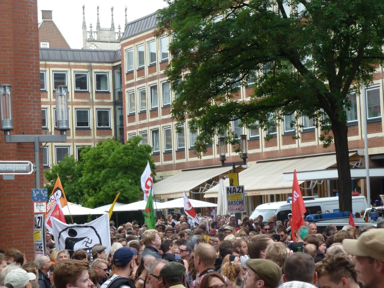 Demonstranten in der Klemenstraße, Münster 15.08.2013 / Foto: enantiastonantisimitismo.wordpress.com 
